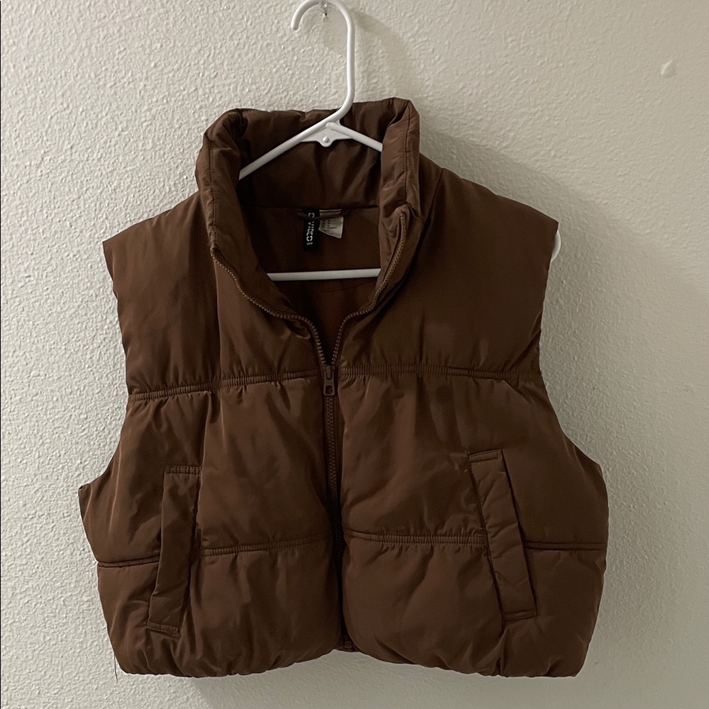 Women’s cropped puffer vest from H&M size medium
